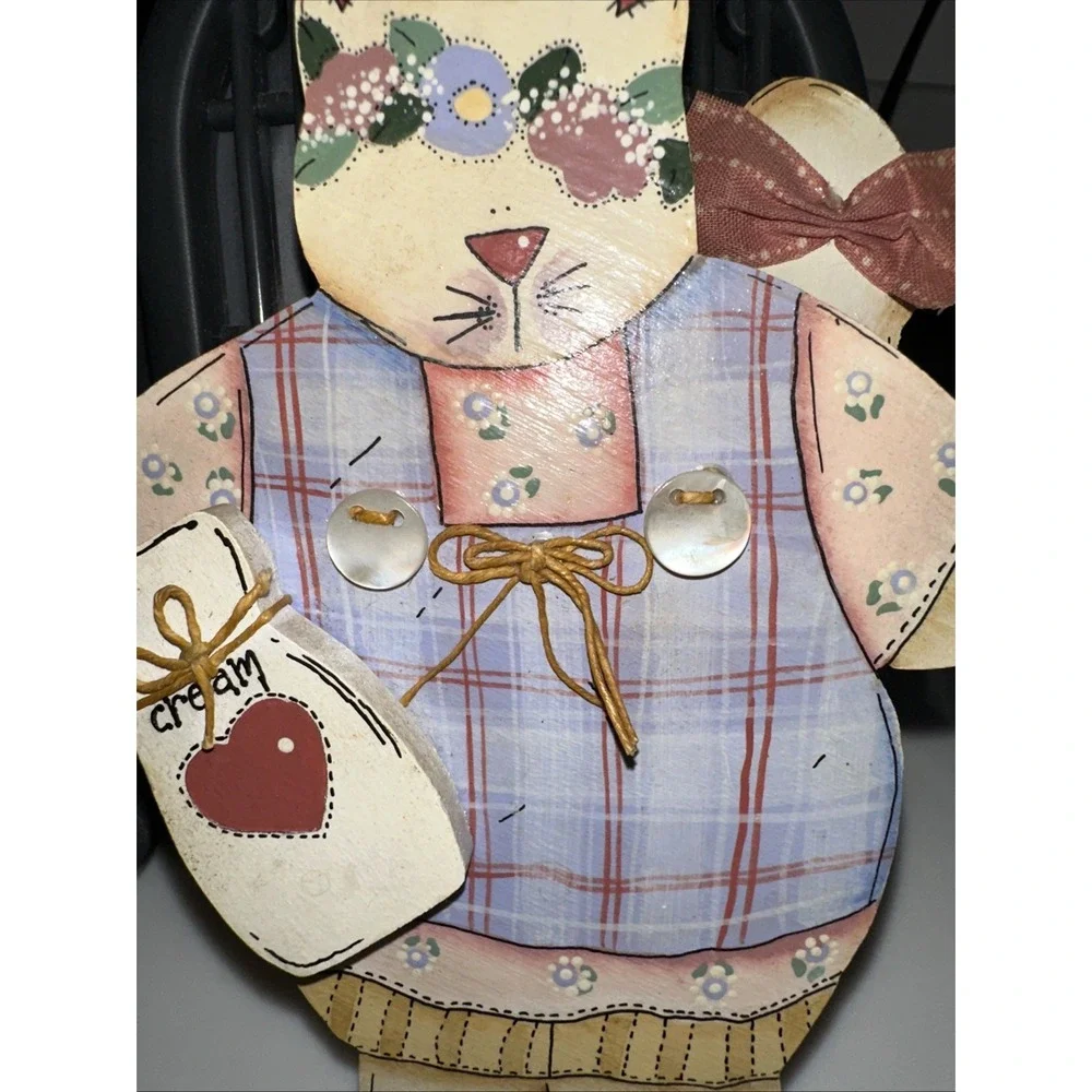 Wooden cat holding‎ cream signed great colors and hand painted 7 x 5